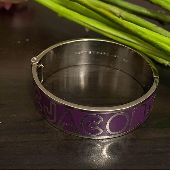 MARC JACOBS Dark Magenta Logo Enamel Hinged Bangle Bracelet - Picture 7 of 11